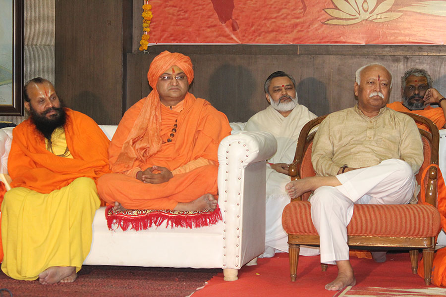 Brahmachari Girish Ji with RSS Sar Sanchalak Shri Mohan Bhawat Ji before being honoured with title of 'Vedic Vidya Martand' during 3
days (23 to 25 December) Dharma Sanskriti Mahakumbh 2016.